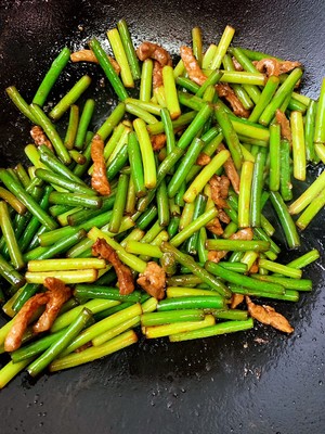 简单易做的下饭菜－蒜苔炒肉的做法 步骤6