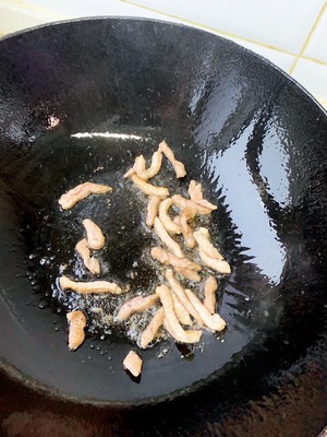 简单易做的下饭菜－蒜苔炒肉的做法 步骤4